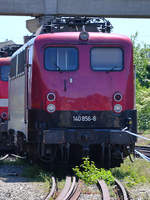 Die Elektrolokomotive 140 856-6 stammt aus dem Jahr 1973 und ist im Bayerischen Eisenbahnmuseum Nördlingen ausgestellt. (Juni 2019)