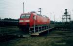 Die damals Neue Lok auf deutschen Schienen:145 007 im August 1998 auf der Drehscheibe von ihrem Heimatbw Seddin.