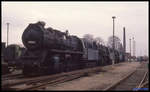 An der Spitze eines abgestellten Lok Zuges stand am 21.3.1992 503705 im BW Staßfurt.