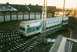 Einen auergewhnlichen Abstellplatz whlte man fr diesen Doppelstocksteuerwagen.Im Dezember 1998 stand der Steuerwagen abgestellt auf der Drehscheibe am Schuppen 1 im Bh Stralsund.