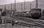 Eine kleine Szene vor dem Bw Trier vom 24.08.1985 mit DB-Lok 215 134-8 und einer Reihe von Uerdinger Schienenbussen: 798 599-7 , 998 090-5 , 998 675-3 , 798 534-4 , 998 318-0 und 998 628-2