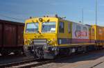 Unverkennbare hnlichkeit mit einer Diesellok: BRX 535 (97 99 02 501 18-3 VA Tech ELIN)- ehemals Motorturmwagen, jetzt Werkstatt- und Gertewagen der Fa. Alpha Rail Team unterwegs mit der Schienenfrse SF 03 FFS am 13.08.2012 unmittelbar neben der Strae abgestellt in Montabaur.