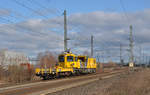 705 202, ein Gleisarbeitsfahrzeug (GAF) der DB Netz, rollte am 05.02.20 durch Landsberg Richtung Halle(S).