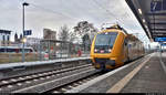 Impression mit den Westtürmen des Magdeburger Doms, aufgehender Sonne und 711 102-4 in Magdeburg Hbf auf Gleis 7.