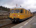 725 002 (hinten) und 726 002 (Gleismesszug) als NbZ95696 in Klingenthal, 18.11.09.
