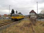 DB Netz Instandhaltung 725 002-0 + 726 002-9 als NbZ 94021 von Naumburg (S) Hbf nach Nebra, neben dem Stellwerk Lw in Laucha (Unstrut); 12.03.2012