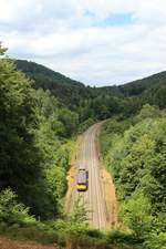 Am 10.07.2018 ist ein Gleismesszug der BR 725/726 zwischen Weidenthal und Neidenfels in Richtung Neustadt unterwegs.