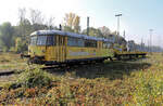 Der seit 2006 ausgesonderte Signaldienstwagen steht am 22.11.2011 mit Beiwagen abgestellt im Gbf. Karlsruhe.