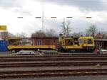 DB Netz Instandhaltung GAF am  19.11.17 in Hanau Hbf vom Bahnsteig aus fotografiert