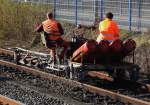 Mini-Draisine mit 2 Gleisbauarbeitern- gesehen am 8.3.2014 bei Gleisbauarbeiten
im Bereich des Bahnhof WISSEN/SIEG.
Personen- oder Sauerstoffflaschen-Transport???Nie zuvor gesehen!!!

