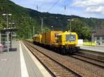 Gleisbaumaschine mit Gleisarbeitsfahrzeug GAF 100 R/A durchfährt den Bahnhof Cochem(Mosel) auf der Bahnstrecke Koblenz–Trier (KBS 690) Richtung Koblenz.