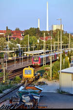 430er-Langzug der S-Bahn Stuttgart als verspätete S1 Herrenberg–Plochingen hinter Gleisarbeitsfahrzeug 741 135 (GAF100R) im Hp Oberesslingen, mit dem Heizkraftwerk Altbach/Deizisau im Hintergrund.
Aufgenommen von der Adenauerbrücke.

🚩 Bahnstrecke Stuttgart–Ulm (Filstalbahn | KBS 750)
🕓 31.7.2020 | 20:39 Uhr