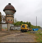 Sonntagsruhe für 741 136 (Gleisarbeitsfahrzeug GAF100R) nebst Wasserturm im Bahnhof Aschersleben.