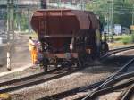 Staubige Angelegenheit, hier werden im Aachener Hauptbahnhof direkt unter der Burtscheider Brcke am 16.07.09 die Gleise nachgeschottert.