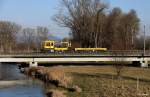 DB Netz GAF 100 R mit PALFINGER Greifarmaufsatz, KBS 880 Nrnberg - Passau, fotograifert auf der Isarbrcke in Plattling am 16.01.2012