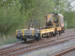 Zwischen dem Abstellplatz und dem Bahnhof in Bergen/Rgen gibt es eine kleine Zufahrtsstrecke.Auf der Zufahrtsstrecke war,am 08.Mai 2012,dieses Gleisarbeitsfahrzeug zum Bahnhof unterwegs.