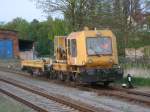 Ausrcken zur Nachtschicht,an der Strecke nach Lauterbach Mole,mute dieses Gleisarbeitsfahrzeug am Abend,vom 08.Mai 2012,in Bergen/Rgen.