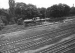 Sommer 1986 Bernau bei Berlin. Ein Kleinwagen nebst Beiwagen in der S-Bahn Abstellanlage. Davor das S-Bahn Streckengleis von und nach Zepernick sowie Gl4, 5, 6 und das gerade abzweigende, heute nicht mehr vorhandene Gl. 7 des Bahnhofs.