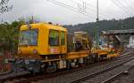 Das GAF 100 R/A der DB Netz Instandsetzung (Schweres Nebenfahrzeug 97 17 52 005 18-3) mit Kleinwagenanhnger hat ein paar Arbeiten an der Gleisbaustelle beim Bahnhof Betzdorf/Sieg am 17.12.2012 verrichtet, nun heit es wieder das Gleis freimachen fr den Regelverkehr und im Abstellbereich warten.

Die  GAF (Abkrzung fr „Gleisarbeitsfahrzeug“) werden von der Firma Gleisbaumechanik in Brandenburg an der Havel gebaut. Es gibt sie, je nach Einsatzzweck mit unterschiedlichen Aufbauten.

Der Antrieb des zweiachsigen Fahrzeuges (Achsformel B) erfolgt von einem 6 Zylinder, wassergekhlten MAN D 0826 LOH 07 Dieselmotor mit 169 kW (230 PS) Leistung, ber Lastschaltwendegetriebe auf die Radsatzgetriebe (dieselhydraulisch), die Hchstgeschwindigkeit betrgt 100 km/h. 
Das Eigengewicht betrgt 17 t, die Lnge ber Puffer 9.080 mm, zur Mitfahrt sind 6 Personen zugelassen.