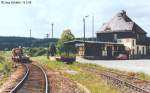  Nachschuss  auf das Skl im Keilbahnhof Unterlemnitz. In diesem Bahnhofsteil hielten am 18.5.98 noch die Zge nach Triptis, die Bahnsteige Richtung Saalfeld liegen hinter dem Empfangsgebude. 
