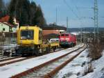 Ein SKL und 218 272, mit ihrem Schneepflug, stehen am 02. Mrz 2013 abgestellt auf Gleis 6 im Bahnhof Kronach.