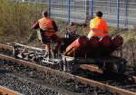 Mini-Draisine mit 2 Gleisbauarbeitern- gesehen am 8.3.2014 bei Gleisbauarbeiten  im Bereich des Bahnhof WISSEN/SIEG.