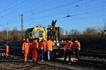 Nach einiger Zeit konnte das durch den Trafozug beschädigte Signal 44 N5 erfolgreich und sicher auf Holzpaletten abgelegt werden.