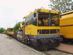 Gleisarbeitsfahrzeug BAWOMAG 54.22  (97 17 56 025 17 - 9) der Bahnbau Gruppe GmbH, 12489 Berlin am 18. Mai 2018 im Güterbahnhof  Bahnhof Berlin Grünau.  