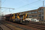 Ein BAMOWAG 54.22 (97 17 56 010 17-1) des Herstellers Robel der DB Netz AG rangiert am 03.03.2017 mit einem Schotterwagen im Bahnhof Berlin-Lichtenberg.