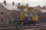 Wahnsinnig eilig hatte es diese Rotte mit Kranaufbau in der Einfahrt des Bahnhofes Treuchtlingen am 28.11.2008 .