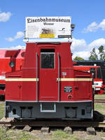 Ein Akku-Schleppfahrzeug ASF 1 steht zur Begrüßung im Eingangsbereich des Eisenbahnmuseums Weimar.