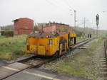 Schienenschleifmaschine am Bahnübergang in Lietzow am 14.November 2020.