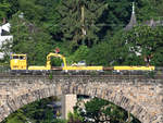 Ein Schwerkleinwagen Klv 53 mit zwei Wagen befährt Mitte Juni 2018 das Ruhrviadukt bei Witten.