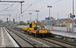 Dieser mit vier Personen besetzte Schwerkleinwagen Klv 53 (99 80 9685 041-2 D-STRU) rollte mit zwei Anhängern auf das rote Signal in Magdeburg Hbf Richtung Magdeburg-Neustadt zu.