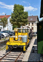 Unterwegs mit der Kandertalbahn
Schwerkleinwagen Nr. 1 (Klv 53 | Baujahr 1970) wartet auf die verspätete Abfahrt des Personenzuges nach Haltingen. Er fährt ihm direkt hinterher, um die Strecke auf Brände zu kontrollieren bzw. sie notfalls zu löschen. Nur dadurch war während des sehr trockenen Sommers der Dampfzug-Betrieb möglich.

🧰 Kandertalbahn e.V. | Zweckverband Kandertalbahn
🕓 31.7.2022 | 13:10 Uhr