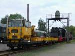 Bauzug mit 530670 vor der unterm Sandbehlter abgestellten V36 am 18.9.2010 im Eisenbahnmuseum Bochum Dahlhausen.