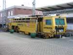 ESM 865-2 Plasser&Theurer, abgestellt im Bhf. Neuwied am 23.01.2005.