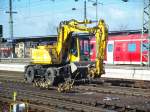 Ein Zweiwegebagger von DB Netz bei der Auswechslung von Gleis 2.
Karlsruhe Hbf, am 10.03.2007. 