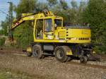 Mobilbagger Liebherr 900 Litronic im Baustelleneinsatz im Bahnhof Niederschopfheim am 9.9.2006