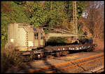 Vierachsiger Schienenkran mit Schutzwagen abgestellt am 22.3.1990 im Bahnhof Wuppertal - Vohwinkel.