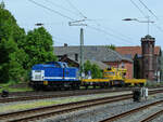 Die Spitzke-Diesellokomotive V100-SP-005 zieht einen Gottwald-Eisenbahndrehkran durch Wuppertal-Unterbarmen.