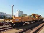 Im Bahnhof Weißwasser (Oberlausitz), am 02. Oktober 2015 steht ein Kran-Schutzwagen D-GBS 6080 0923 625-8 am einem  Gleisbauschienenkran Firma Gottwald.

