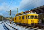 Der Turmtriebwagen 701 142-2 der HWB - Hochwaldbahn, Hermeskeil fhrt (oder besser knattert) am 28.01.2013 durch den Bahnhof Betzdorf/Sieg in Richtung Kln.