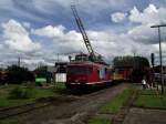 Ein Turmtriebwagen (BR701) von BSM (Bahnservice Mannheim) steht am 06.08.11 in Hanau  