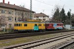 Am 22.03.2015 standen 701 052-3 von ETG und 701 076-2 der BSM GmbH abgestellt im Freiburger Hauptbahnhof und wartet darauf das es Nacht wird, damit sie wieder im Güterbahnhof weiter arbeiten