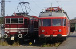 VBE-E 22, die für den Regelfahrtag vorbereitet wird, steht in Bösingfeld neben dem LEL-eigenen TVT 701 119-0 (28.8.16).