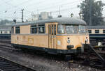 Noch vor seiner z-Stellung 1985 und Ausmusterung 1986 stand der Indusi-Messwagen 724 001 - ex Prototyp der BR VT 95 - am 03.11.1983 auf der Westseite des Hbf. Mannheim.