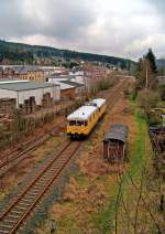 725 002 (hinten) und 726 002 (Gleismesszug) als NbZ95696 in Klingenthal, 18.11.09.