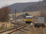 DB Netz Instandhaltung 725 002-0 + 726 002-9 als NbZ 94021 von Naumburg (S) Hbf nach Nebra, bei der Durchfahrt in Laucha (U) am 12.03.2012.