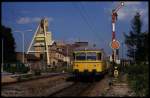 Bad Friedrichshall Kochendorf am 15.8.1989 um 10.58 Uhr:
725005 fährt als Zug 81961 vor der Kulisse des Salzbergwerks in Richtung Heidelberg vorbei. - Da damals der Bahnhof noch besetzt war, konnte ich bei meiner Aufnahme direkten Kontakt mit dem Fahrdienstleiter halten und erfuhr so auch die Nummer des Zuges. Das waren noch Zeiten!!!